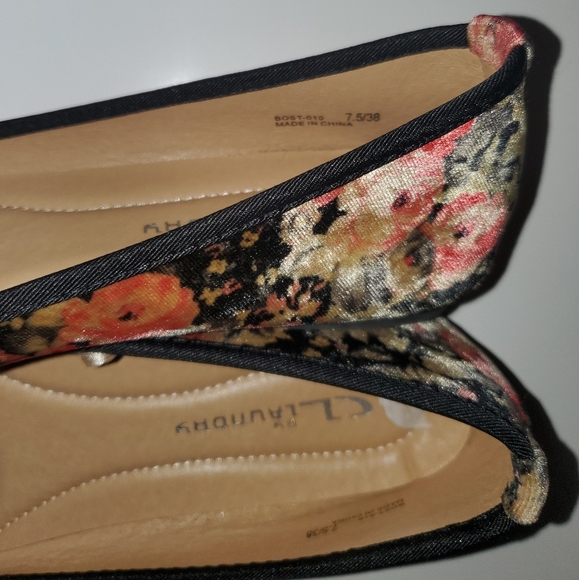(NWOT) CL by Laundry Floral Fabric Flats - Picture 6 of 6